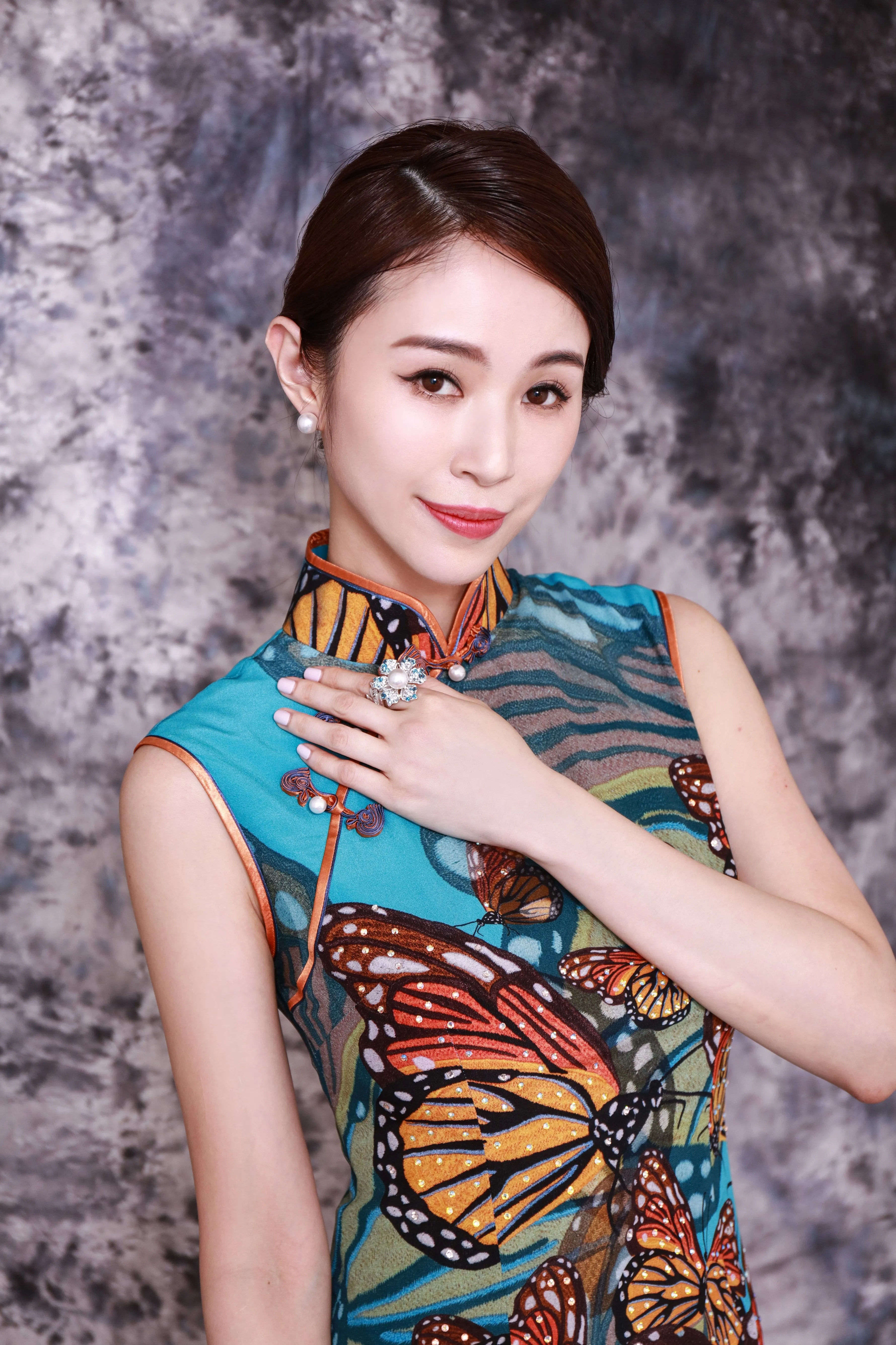 【BUTTERFLY】100% Silk Crystal Cheongsam (Sleeveless)